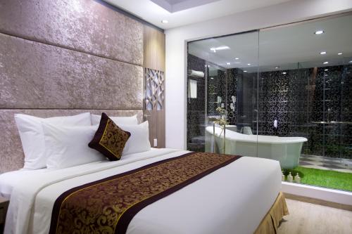 Säng eller sängar i ett rum på Golden Peak Resort & Spa