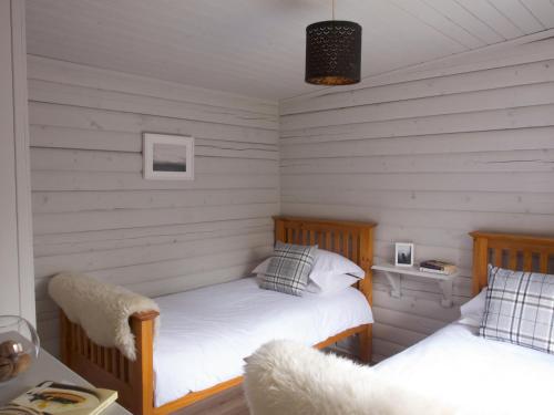 En eller flere senge i et værelse på Woodside Logcabin Ardoch Lodge