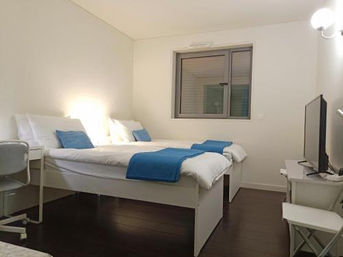 a bedroom with a bed with a desk and a window at YingYing Apartamento with a free parking space in Lisbon