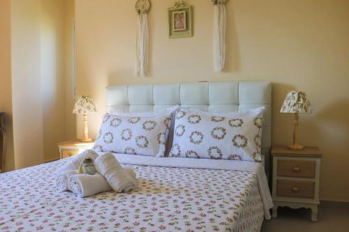 A bed or beds in a room at Maison Fleurs