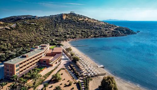 uma vista aérea de um hotel e de uma praia em Aegeon Beach Hotel em Sounio
