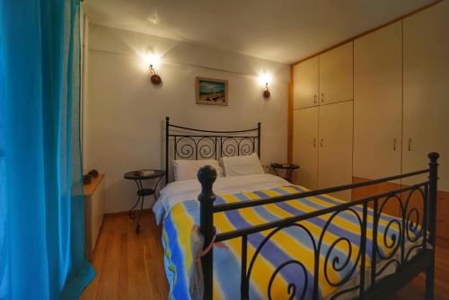 Ein Bett oder Betten in einem Zimmer der Unterkunft Elatos Guest House