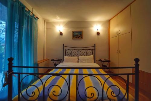 Ein Bett oder Betten in einem Zimmer der Unterkunft Elatos Guest House