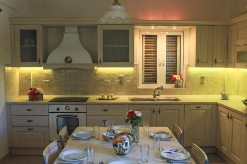 A kitchen or kitchenette at Maison Fleurs