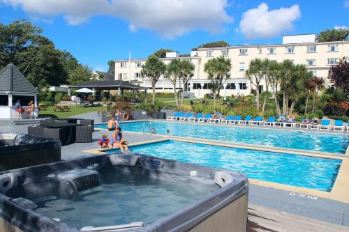 Бассейн в Westhill Country Hotel или поблизости