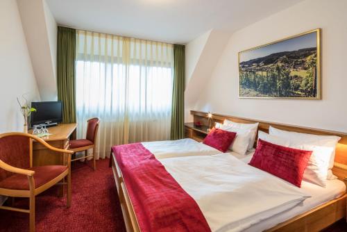 A bed or beds in a room at Hotel - Landgasthof Rebstock