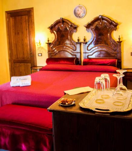 a bedroom with two beds and a table with glasses on it at Agriturismo Il Raduno - Max Lelli in Marsiliana