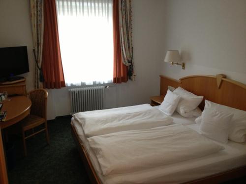 Postel nebo postele na pokoji v ubytování Hotel zum Hirsch