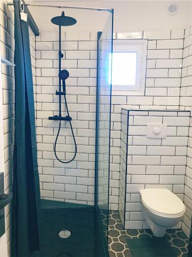 une salle de bain avec douche et toilettes dans l'établissement CASADELLA - Casa Vista Mare Citadelle, à Bastia