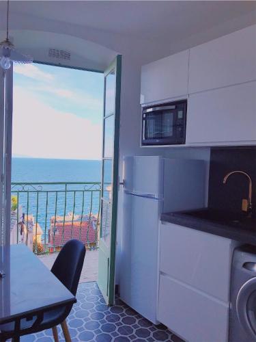 Il comprend une cuisine équipée d'un four micro-ondes et un balcon donnant sur l'océan. dans l'établissement CASADELLA - Casa Vista Mare Citadelle, à Bastia