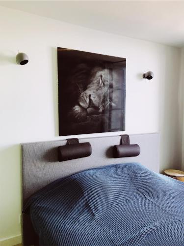 une chambre avec un lit avec un tableau sur le mur dans l'établissement CASADELLA - Casa Vista Mare Citadelle, à Bastia