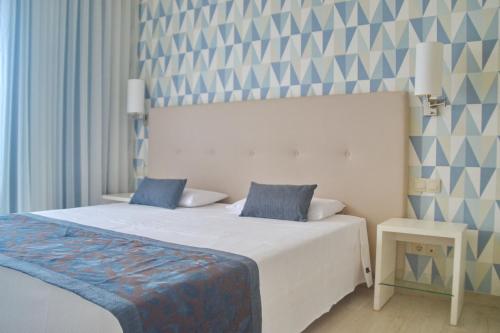 Postel nebo postele na pokoji v ubytování Ouril Hotel Julia