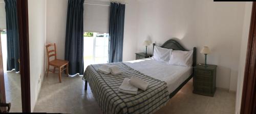 カストロ・マリンにあるPrestige for Home - Moradia Alagoa Praia - Alturaのベッドルーム1室(枕2つ付)