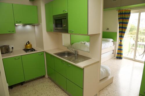 Ett kök eller pentry på NSTS Campus Residence and Hostel