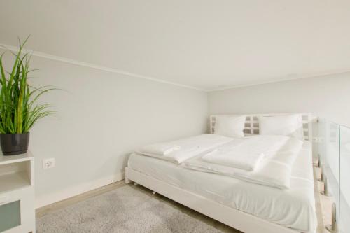 ブダペストにあるStandard Apartment by Hi5 - Csengery 3の白い部屋の白いベッド