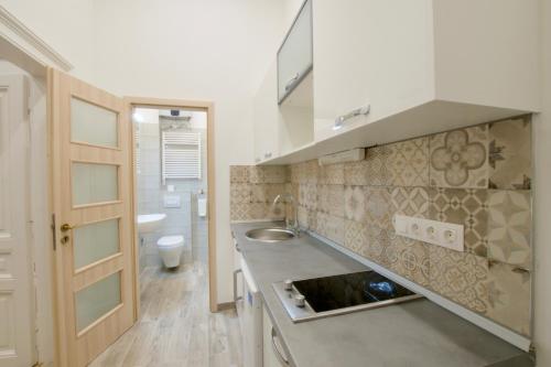 ブダペストにあるStandard Apartment by Hi5 - Csengery 3のバスルーム(洗面台、トイレ付)