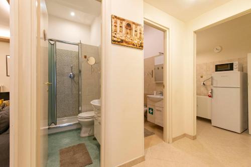 y baño con aseo, lavabo y nevera. en Giulio Cesare Imperatore, en Roma