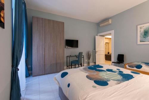 Un dormitorio con una cama grande y una mesa. en Giulio Cesare Imperatore, en Roma