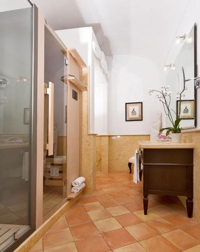 a bathroom with a sink and a desk in a room at Covo Dei Saraceni in Positano