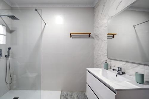 a bathroom with a shower and a sink and a mirror at APARTAMENTO " A "MUSEO CASCO HISTORICO in Ronda