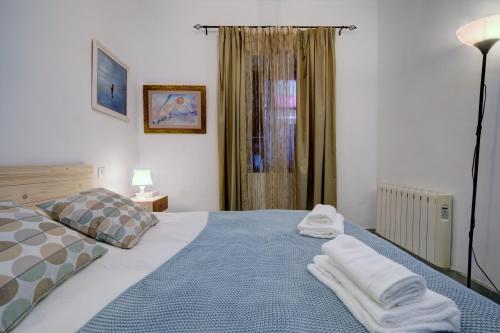 a bedroom with a bed with towels on it at APARTAMENTO " A "MUSEO CASCO HISTORICO in Ronda