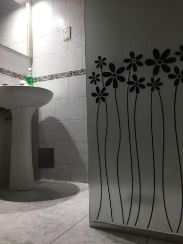 Bilik mandi di Apartamentos Irigoyen