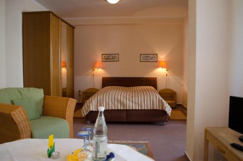 سرير أو أسرّة في غرفة في Haus Helvetia
