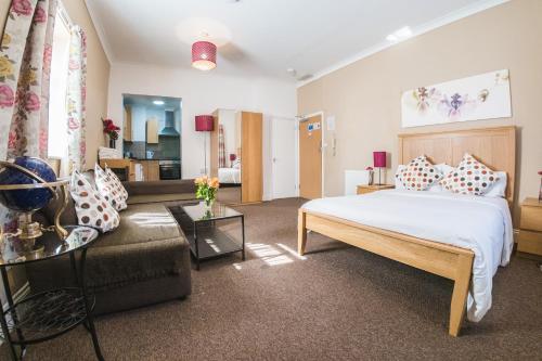 1 dormitorio con 1 cama y sala de estar en Ilford Central Luxury Apartments, en Ilford