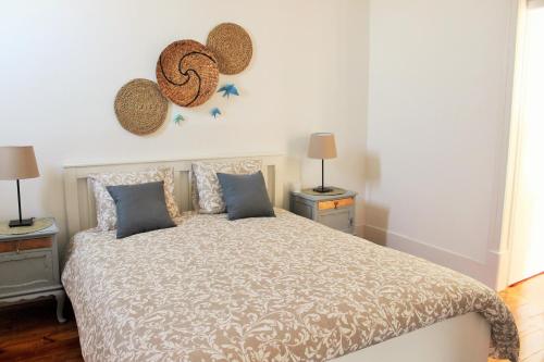 A bed or beds in a room at Casa Rio da Saudade