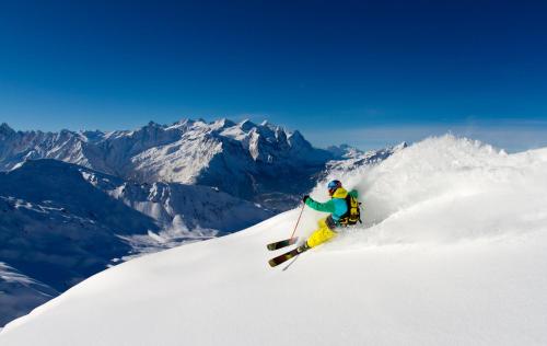 una persona está esquiando por una montaña cubierta de nieve en Gasthof zur Post, en Hasliberg