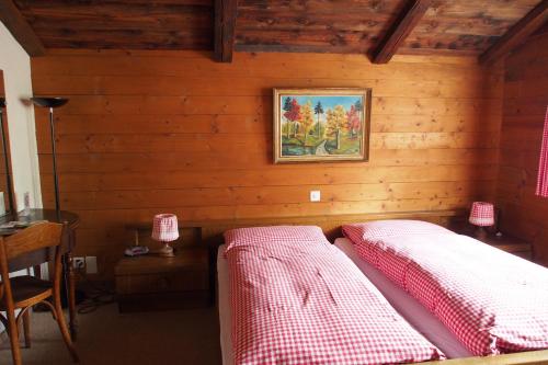 Postel nebo postele na pokoji v ubytování Hotel Simmental