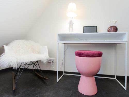 a pink table and a pink toilet in a room at Boutique Hotel K7 in Bad Nauheim