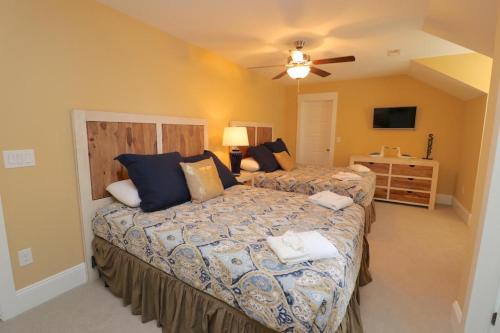 Lova arba lovos apgyvendinimo įstaigoje Beacon Villas at Corolla Light Resort by KEES Vacations
