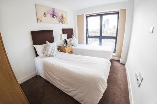 Posteľ alebo postele v izbe v ubytovaní Ilford Tower Apartments