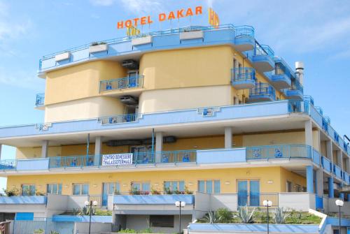 un edificio con un cartello hotelzona di Dakar Hotel Vasto a Vasto