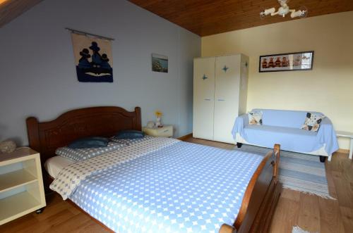 グリムベルゲンにあるB&B Vanderstraeten-Bryxisのベッドルーム1室(ベッド1台、ドレッサー付)