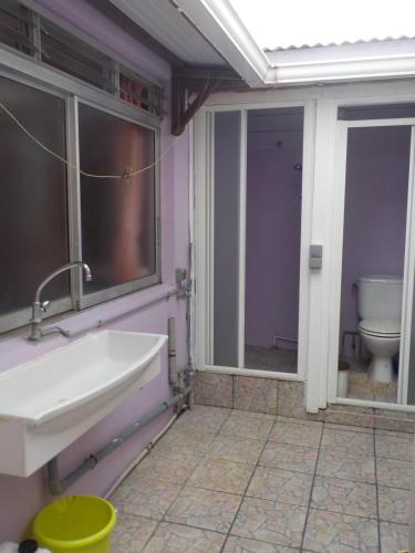 ショルシェールにあるPetit Studio bateliereのバスルーム(洗面台、トイレ付)
