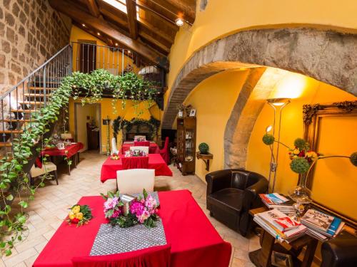 un ristorante con tavoli rossi e sedie nere di B&B Medieval House a Viterbo