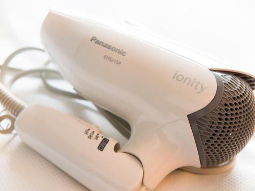 a hair dryer sitting on top of a hair dryer at SUPER HOTEL Tokyo Akabane Station Higashiguchi Ichibangai in Tokyo