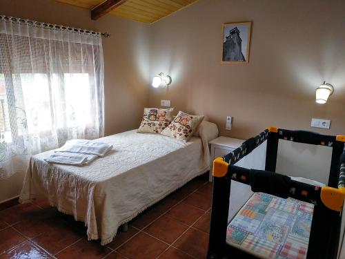 Tempat tidur dalam kamar di Casa Rural La Santiaga