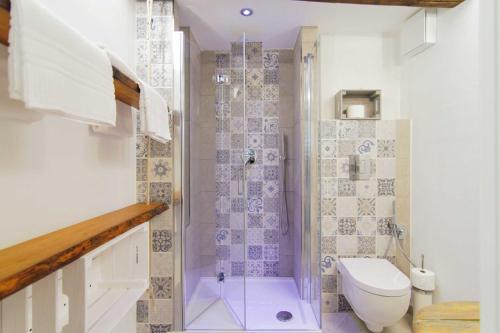 een badkamer met een douche en een toilet bij Corno Napoletano in Napels