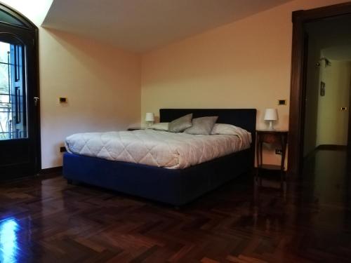 sypialnia z łóżkiem w pokoju w obiekcie Villa Luisa w mieście Montoro Inferiore