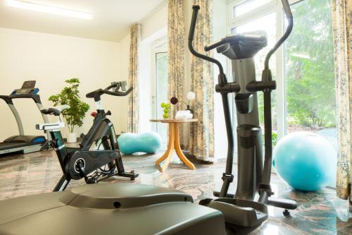 a gym with exercise bikes in a room at Hotel Heidehof garni in Büdelsdorf