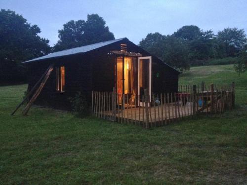 Κήπος έξω από το The Old Apple Shed cosy heated cottage in a meadow close to the charming village of Bethersden