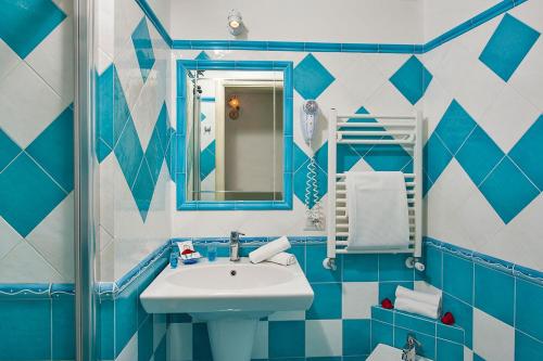 A bathroom at Hotel Il Gabbiano