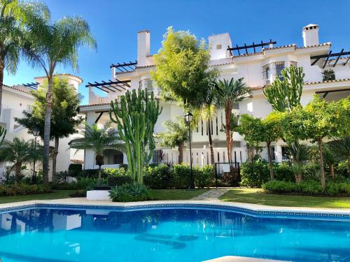 マルベーリャにあるAB Properties - Design Penthouse Duplex Marbella - 3 mn to Puerto Banus and Beach - Golden Mile - Pool and Tropicalのギャラリーの写真