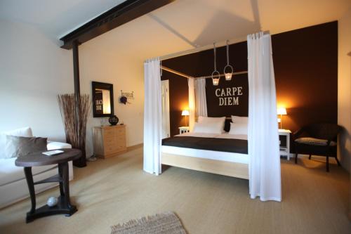 a bedroom with a bed with a sign that reads cakes drain at Hotel Alte Landschule in Langballig