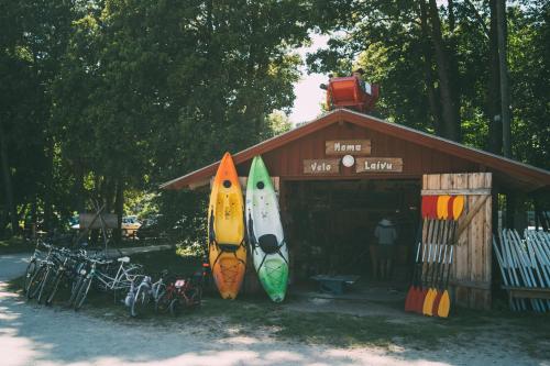 two surfboards are parked in front of a building at Viesu nams Melnsils in Melnsils