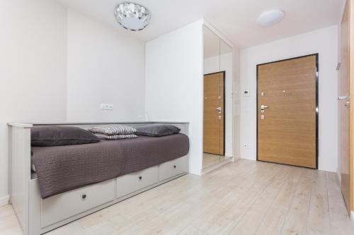 Ένα ή περισσότερα κρεβάτια σε δωμάτιο στο apartament studio solna 1 M19