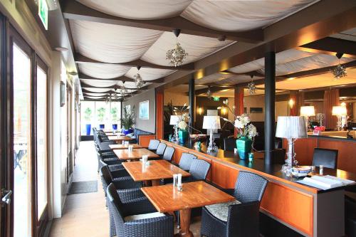 A restaurant or other place to eat at Budget Hotel Vrouwenpolder